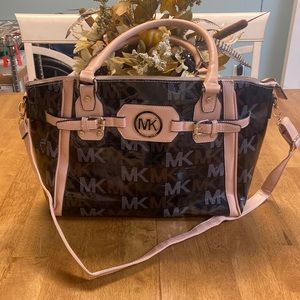 Micheal Kors XL bag ~ cream & brown MK’s on black. NEW w/o tags! Does not zip!